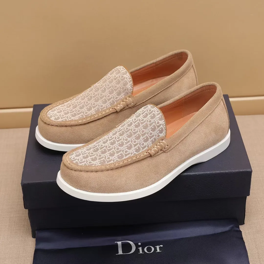 Men's Men's Shoes 💰400 [New Style] 🏍️🏍️Dior - This Dior Granville loafer is a casual dress shoe. Crafted from luxuriously soft beige suede, it features a beige Oblique print panel on the upper. The lightweight cream-white rubber sole is more sophisticated. The Dior Oblique pattern is engraved on the outsole to enhance the style, and the Dior logo is engraved on the back side. Adds elegance to any casual look.